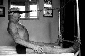 Joseph praticando Contrologia (Nome Original para o Método Pilates)
