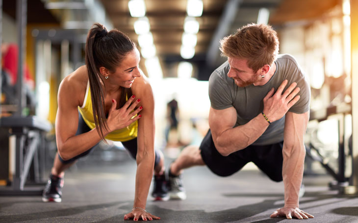 5 exercícios com bola para treinar o corpo todo