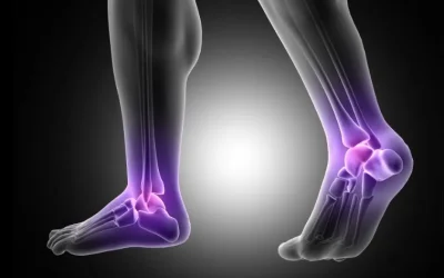 Como a anatomia do pé pode influenciar a postura e o alinhamento do corpo?