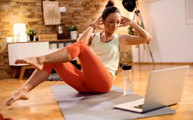 Treino em casa dá resultado? Veja os pontos positivos e negativos dessa escolha